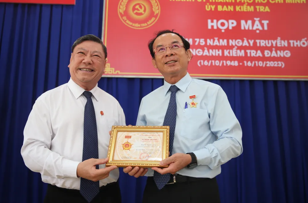 Phó Chủ nhiệm Thường trực UBKT Trung ương Trần Văn Rón (trái) trao tặng Kỷ niệm chương “Vì sự nghiệp kiểm tra của Đảng” của UBKT Trung ương đến Bí thư Thành ủy TPHCM Nguyễn Văn Nên. Ảnh: Kiều Phong Phó Chủ nhiệm Thường trực UBKT Trung ương Trần Văn Rón (trái) trao tặng Kỷ niệm chương “Vì sự nghiệp kiểm tra của Đảng” của UBKT Trung ương đến Bí thư Thành ủy TPHCM Nguyễn Văn Nên. Ảnh: Kiều Phong