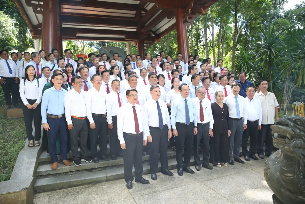 Các đại biểu chụp ảnh lưu niệm. Ảnh: KIỀU PHONG Các đại biểu chụp ảnh lưu niệm. Ảnh: KIỀU PHONG