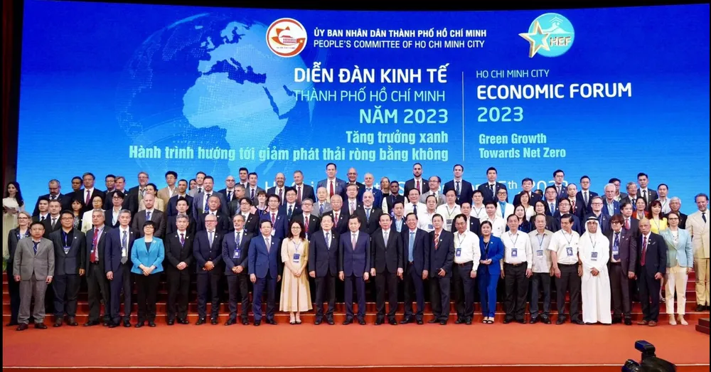 Lãnh đạo TPHCM chụp hình lưu niệm cùng lãnh đạo Chính phủ, bộ, ngành Trung ương, đại biểu trong nước và quốc tế tại phiên khai mạc HEF 2023. Ảnh: HOÀNG HÙNG