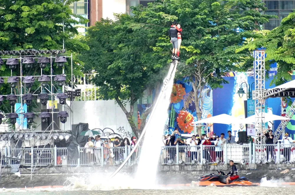 Một hoạt động trong Lễ hội Sông nước. Ảnh: HOÀNG HÙNG