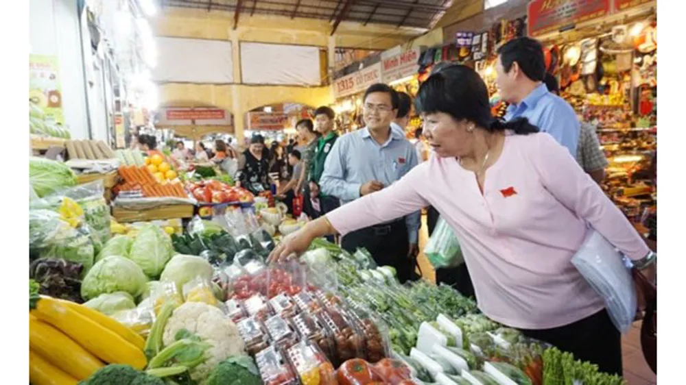 Bà Thi Thị Tuyết Nhung, Trưởng Ban Văn hóa - Xã hội, HĐND TPHCM kiểm tra an toàn thực phẩm tại chợ Bến Thành