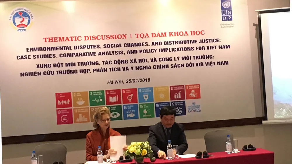 Giám đốc Quốc gia của UNDP tại Việt Nam, bà Caitlin Wiesen và  Giáo sư Trần Thọ Đạt, Hiệu trưởng trường Đại học Kinh tế Quốc dân chủ trì Toạ đàm 