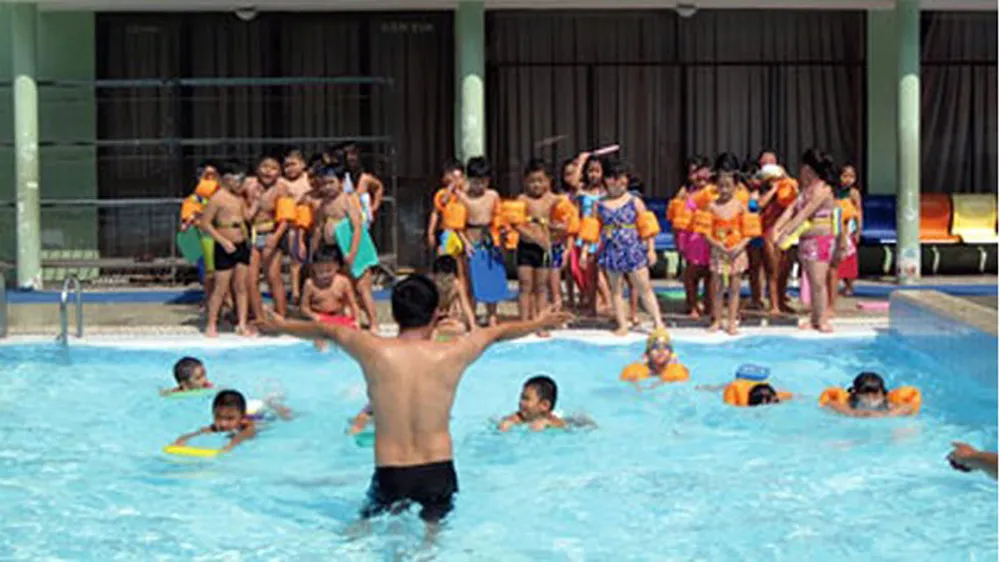   Dự thảo Luật đã bổ sung quy định trách nhiệm của nhà trường trong việc khuyến khích, tạo điều kiện thuận lợi để phát triển môn bơi. Trong ảnh: Dạy bơi tại trường Tiểu học Nguyễn Bỉnh Khiêm, quận 1, TPHCM. Ảnh: TL