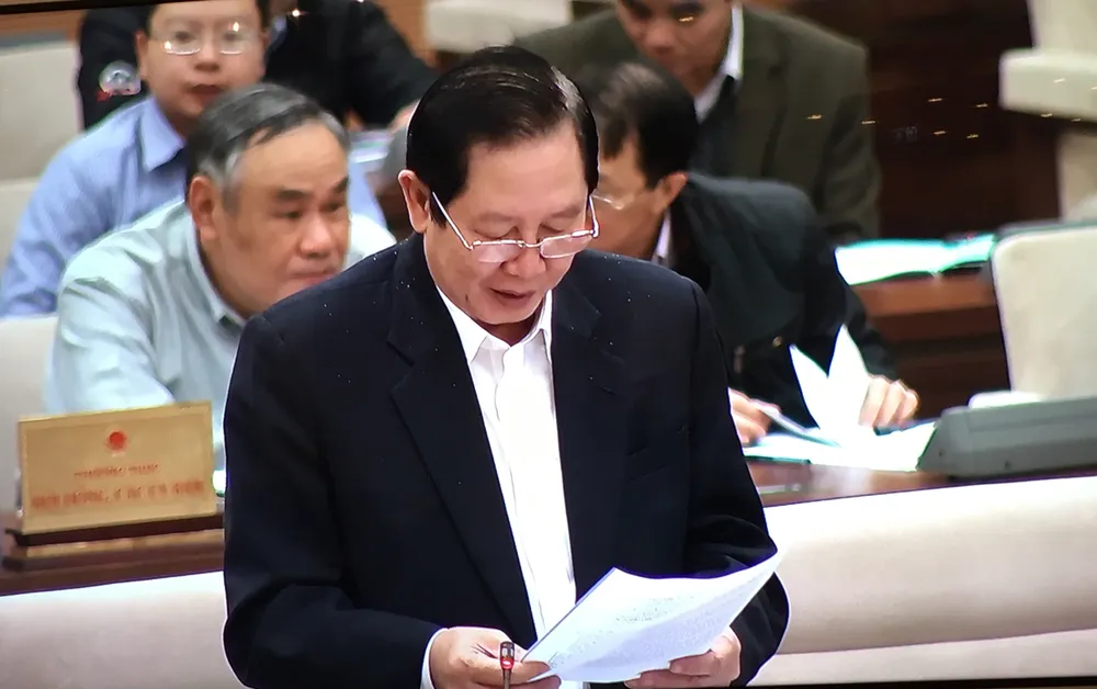 Bộ trưởng Bộ Nội vụ Lê Vĩnh Tân trình bày tờ trình tại phiên họp 