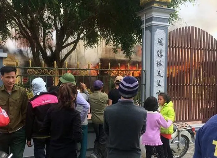 Cẩn thận với nguy cơ cháy ở các cơ sở thờ tự  ​ ảnh 1