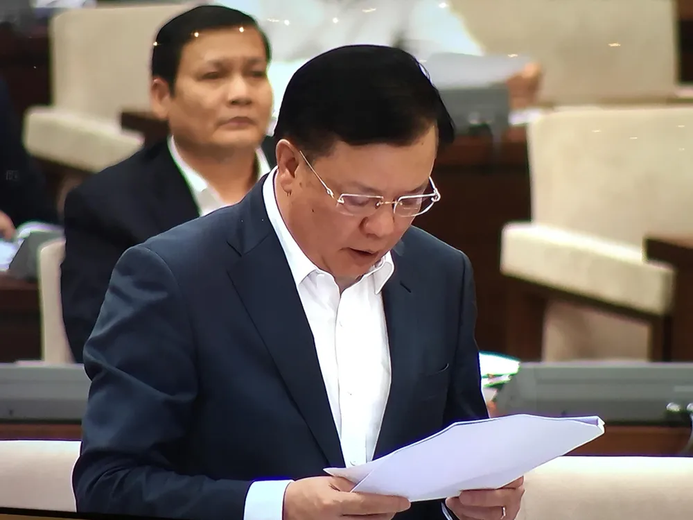 Bộ trưởng Bộ Tài chính Đinh Tiến Dũng trình bày báo cáo tại phiên họp 