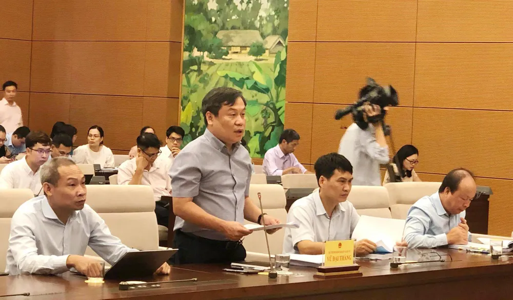 Thứ trưởng Bộ Kế hoạch và Đầu tư  Vũ Đại Thắng trình bày Tờ trình dự án Luật Doanh nghiệp (sửa đổi) 