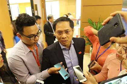 Thứ trưởng Bộ Ngoại giao Bùi Thanh Sơn trả lời phỏng vấn bên lề kỳ họp Quốc hội sáng 8-11