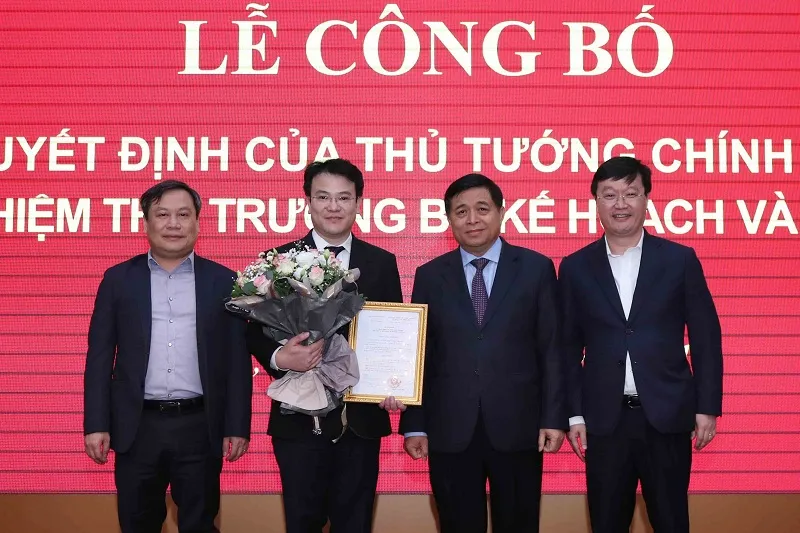 Bộ trưởng Nguyễn Chí Dũng trao quyết định và cùng lãnh đạo Bộ Kế hoạch và Đầu tư chúc mừng tân Thứ trưởng Trần Quốc Phương  ​  ​