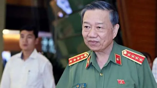 Bộ trưởng Bộ Công an Tô Lâm trao đổi với phóng viên