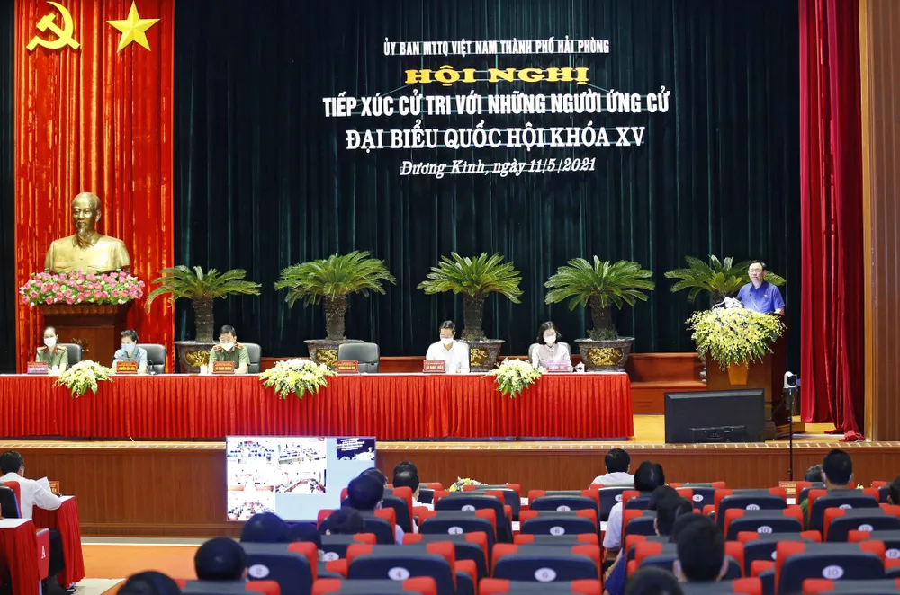 Chủ tịch Quốc hội Vương Đình Huệ khẳng định, cần phải khắc phục tình trạng lạm dụng về công nghệ cao, tuyến dưới chuyển lên tuyến trên, dẫn đến hổng tuyến y tế cơ sở