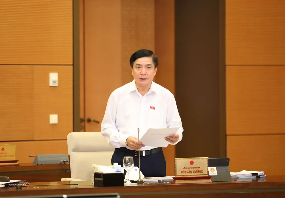  Chủ nhiệm Văn phòng Quốc hội, Chánh Văn phòng Hội đồng Bầu cử Quốc gia Bùi Văn Cường  báo cáo tại phiên họp. Ảnh: VIẾT CHUNG