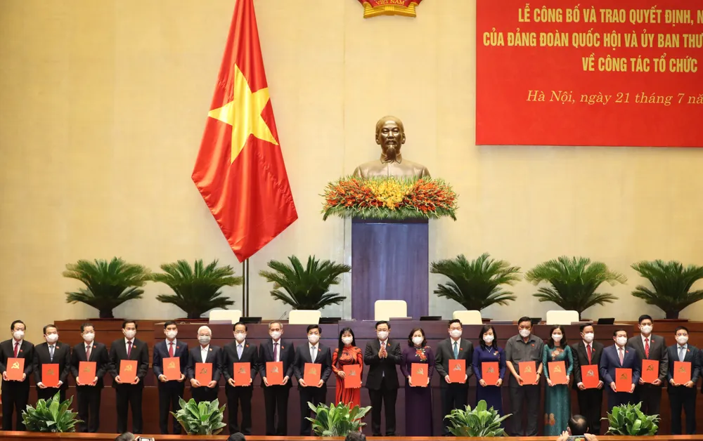 UBTVQH công bố các quyết định và nghị quyết về công tác tổ chức ảnh 1