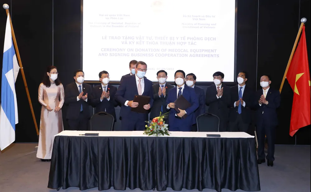 Thêm 100.000 liều vaccine Astra Zeneca và gần 300 tỷ đồng thiết bị y tế chống dịch ảnh 2