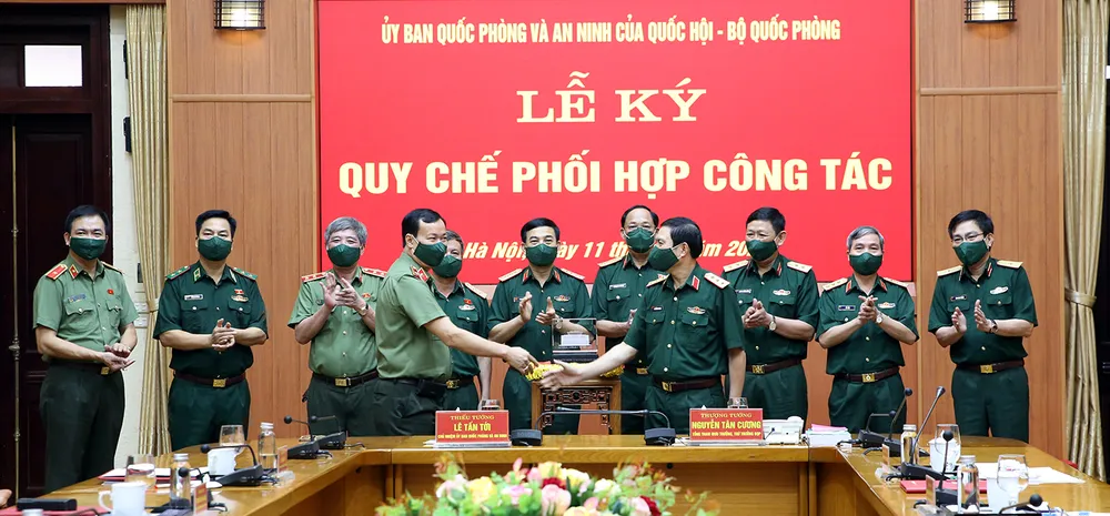 Lãnh đạo Ủy ban Quốc phòng và An ninh cùng Bộ Quốc phòng ký Quy chế phối hợp công tác  ​  ​