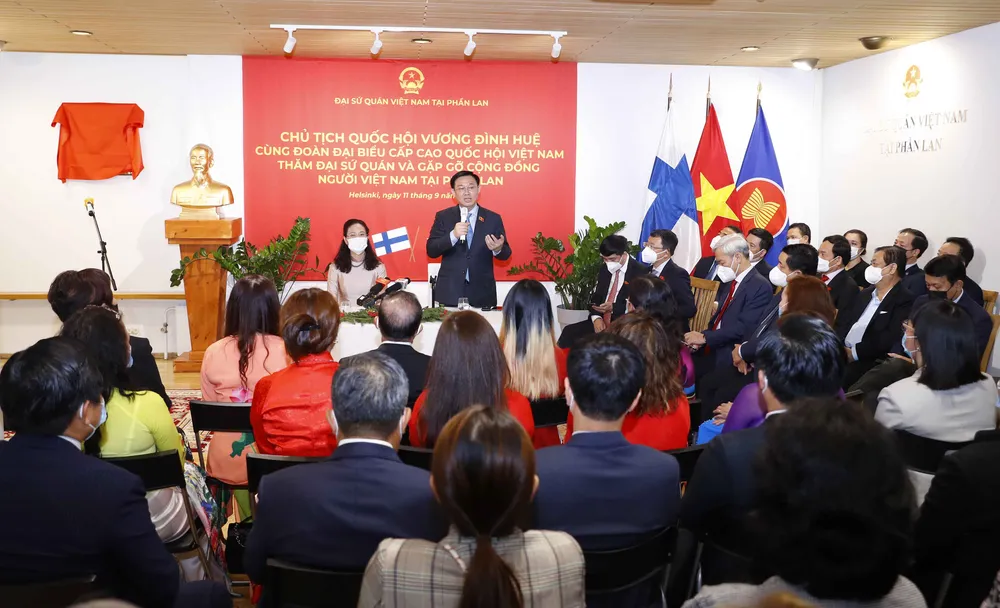 Chủ tịch Quốc hội Vương Đình Huệ thăm Đại sứ quán và gặp gỡ cộng đồng người Việt Nam tại Phần Lan  ​ ảnh 1