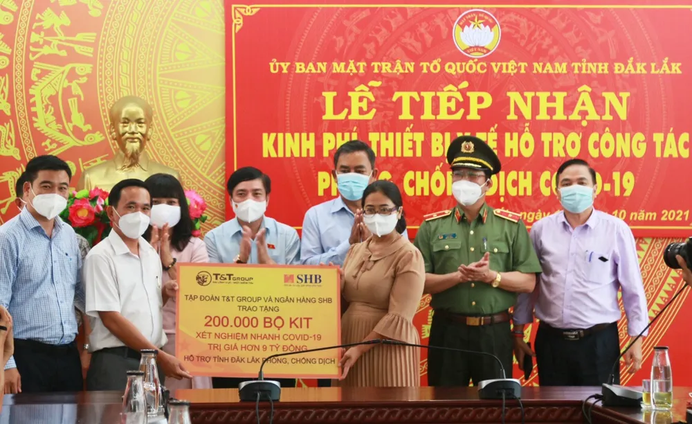 Tổng Thư ký, Chủ nhiệm Văn phòng Quốc hội Bùi Văn Cường chứng kiến việc trao tặng 