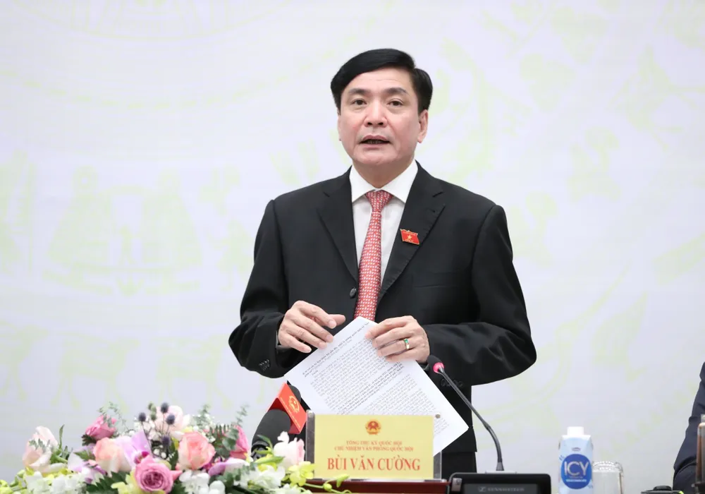 Tổng Thư ký Quốc hội, Chủ nhiệm Văn phòng Quốc hội Bùi Văn Cường phát biểu tại họp báo. Ảnh: QUANG PHÚC 