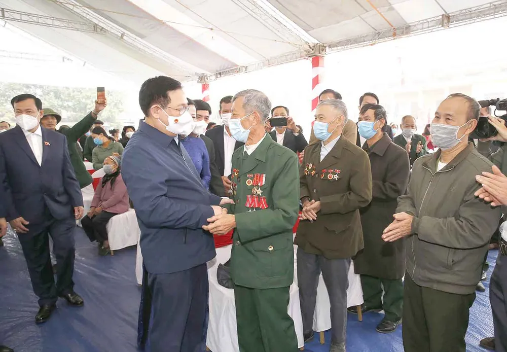 Chủ tịch Quốc hội Vương Đình Huệ thăm hỏi các cựu chiến binh xã Trung Lương 