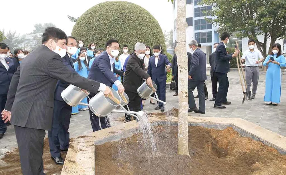 Chủ tịch Quốc hội Vương Đình Huệ thăm, làm việc tại Bệnh viện Trung ương Thái Nguyên  ​ ảnh 1