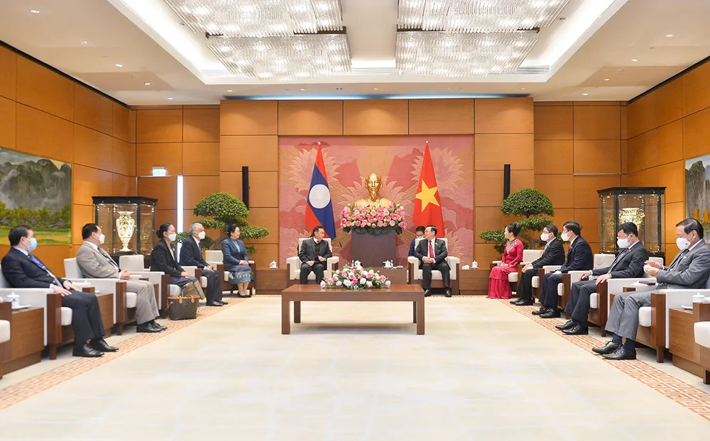 Chủ tịch Quốc hội Vương Đình Huệ đón và hội đàm với Chủ tịch Quốc hội Lào Saysomphone Phomvihane ảnh 3