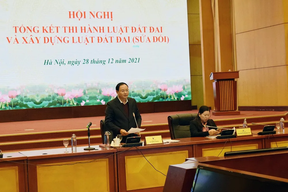 Thứ trưởng Bộ TN-MT Lê Minh Ngân điều hành hội nghị 