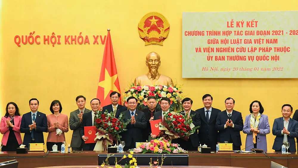 Chủ tịch Quốc hội Vương Đình Huệ tặng hoa Chủ tịch Hội Luật gia Việt Nam Nguyễn Văn Quyền và Viện trưởng Viện Nghiên cứu lập pháp Nguyễn Văn Hiển