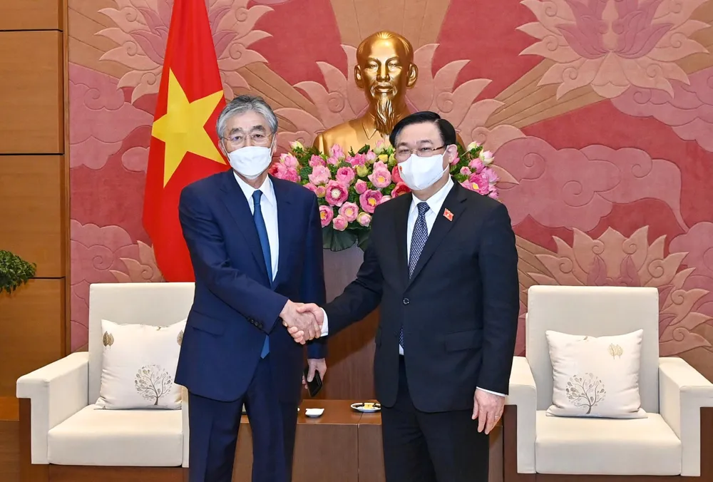 Chủ tịch Quốc hội Vương Đình Huệ tiếp Chủ tịch kiêm Giám đốc đại diện Tập đoàn Erex Honna Hitoshi tại Nhà Quốc hội. Ảnh: VIẾT CHUNG  