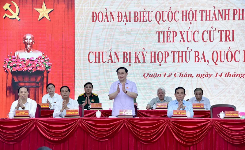 Chủ tịch Quốc hội Vương Đình Huệ tiếp xúc với cử tri Hải Phòng ngày 14-5
