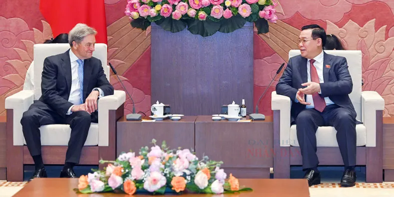 Chủ tịch Quốc hội Vương Đình Huệ tiếp Phó Chủ tịch cấp cao Tập đoàn Boeing Michael Arthur ảnh 1