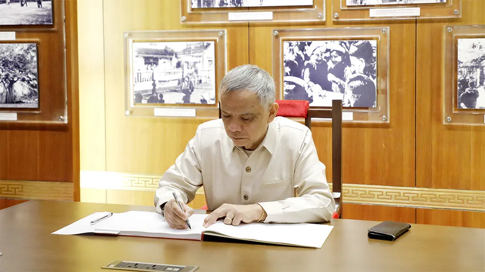 Phó Chủ tịch Quốc hội Lào Sommad Pholsena thăm Nhà Quốc hội  ​ ảnh 1