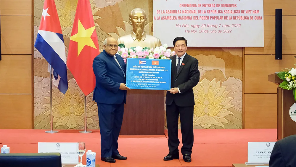 Bàn giao quà tặng của Quốc hội Việt Nam dành cho Quốc hội Cuba  ​ ảnh 1