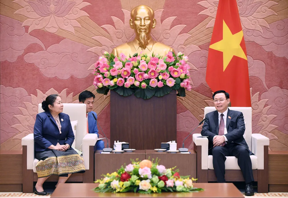 Chủ tịch Quốc hội Vương Đình Huệ và Trưởng Ban Tổ chức Trung ương Đảng Nhân dân Cách mạng Lào Sysay Leudedmounsone tại buổi tiếp  ​