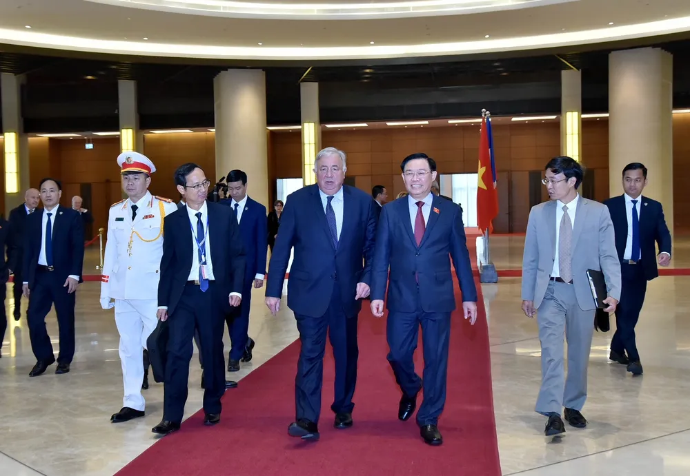 Chủ tịch Quốc hội Vương Đình Huệ hội đàm với Chủ tịch Thượng viện Pháp Gérard Larcher ảnh 1