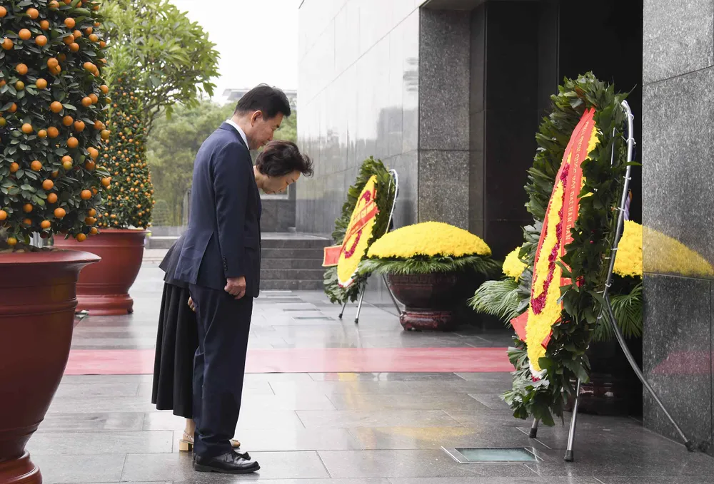 Chủ tịch Quốc hội Hàn Quốc Kim Jin Pyo và Phu nhân đặt vòng hoa trước Lăng Chủ tịch Hồ Chí Minh
