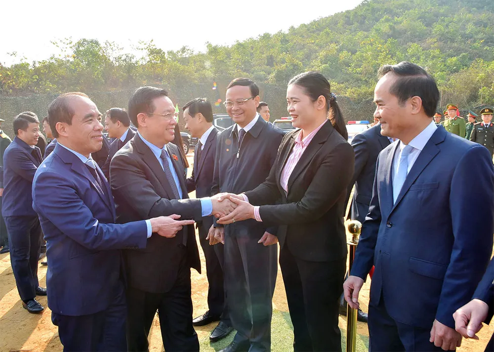 Chủ tịch Quốc hội Vương Đình Huệ với các đại biểu dự lễ phát động