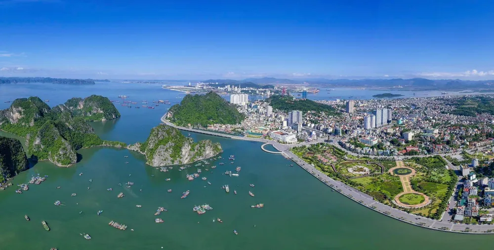 Một góc thành phố Hạ Long nhìn từ trên cao