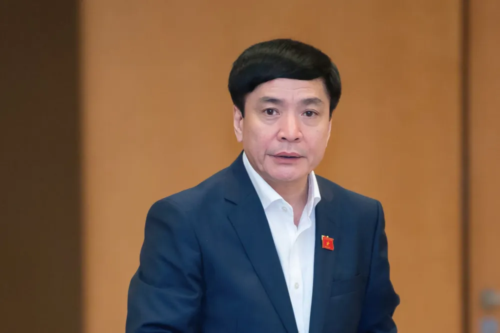 Tổng Thư ký Quốc hội, Chủ nhiệm Văn phòng Quốc hội Bùi Văn Cường báo cáo tại phiên họp