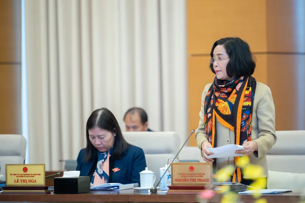 Trưởng Ban Công tác đại biểu thuộc UBTVQH Nguyễn Thị Thanh báo cáo tại phiên họp