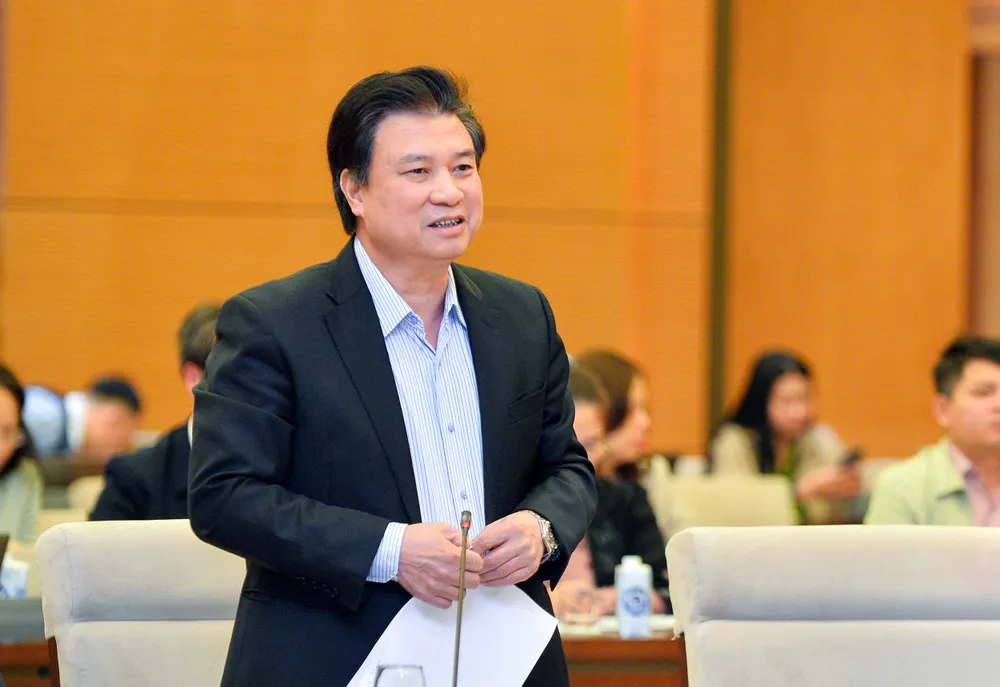 Thứ trưởng Bộ Giáo dục và Đào tạo Nguyễn Hữu Độ báo cáo với đoàn giám sát