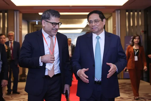 Thủ tướng Phạm Minh Chính trao đổi với nhà đầu tư