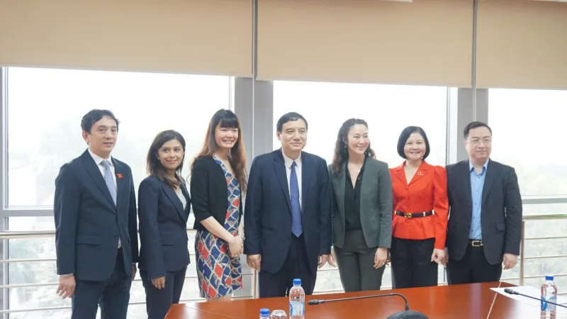 Chủ nhiệm Ủy ban Văn hóa - Giáo dục Nguyễn Đắc Vinh, bà Josephine Choy (thứ 3 từ phải qua) và các đại biểu