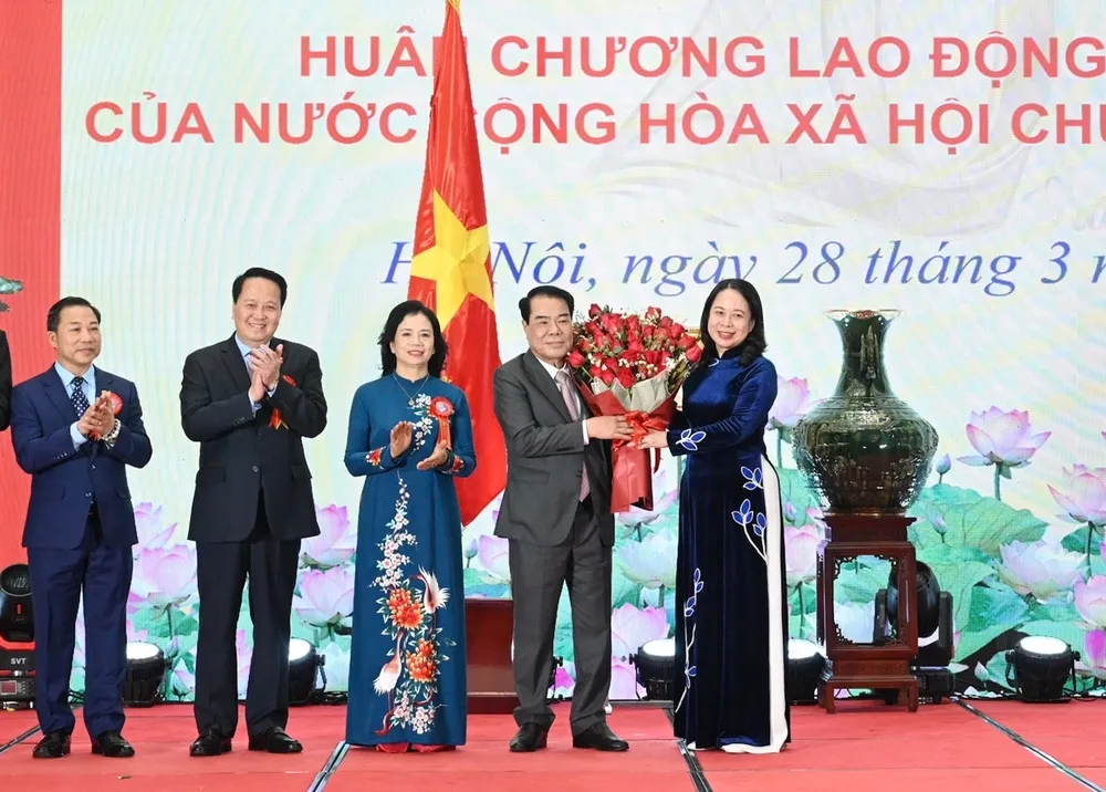 Phó Chủ tịch nước Võ Thị Ánh Xuân tặng hoa chúc mừng Trưởng Ban Dân nguyện Dương Thanh Bình. Ảnh: VIẾT CHUNG