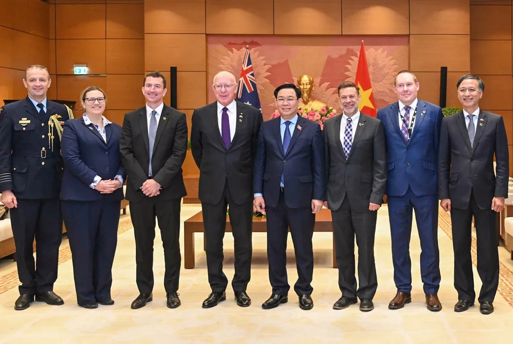 Chủ tịch Quốc hội Vương Đình Huệ và Toàn quyền Australia David Hurley chụp ảnh lưu niệm với các đại biểu. Ảnh: VIẾT CHUNG Chủ tịch Quốc hội Vương Đình Huệ và Toàn quyền Australia David Hurley chụp ảnh lưu niệm với các đại biểu. Ảnh: VIẾT CHUNG
