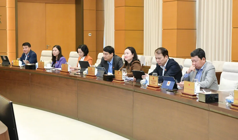 Thành viên UBTVQH dự họp