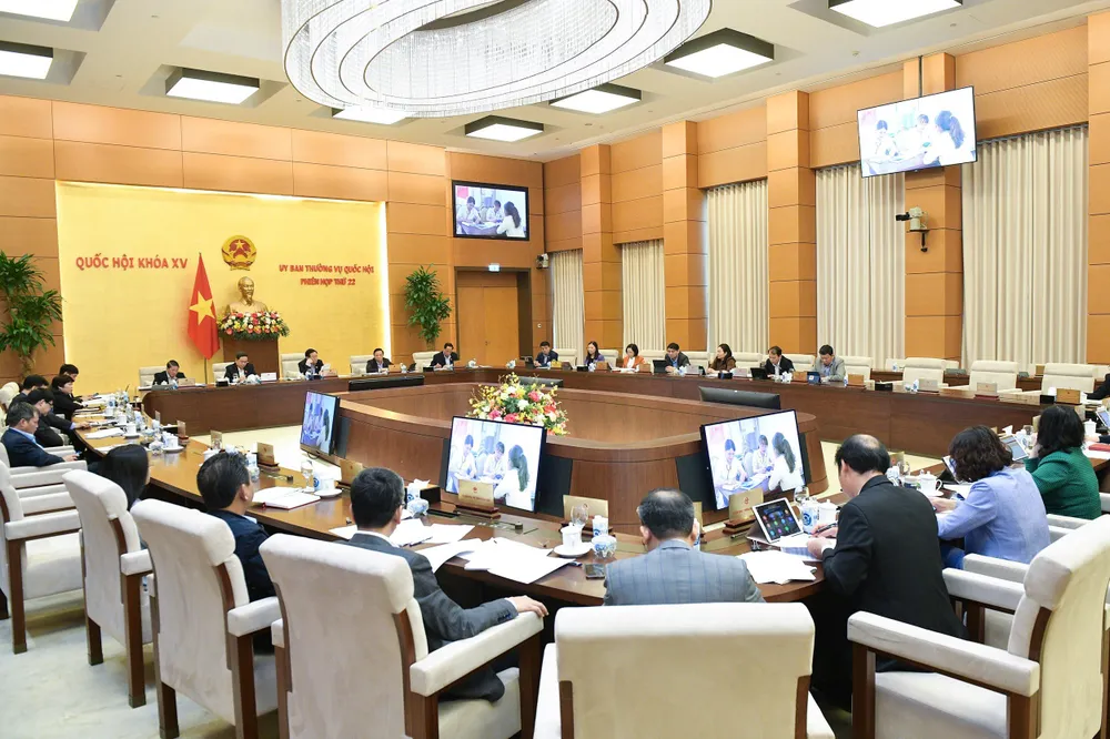 Đại biểu dự họp xem phim về kết quả giám sát do Đoàn giám sát phối hợp với Truyền hình Quốc hội Việt Nam thực hiện