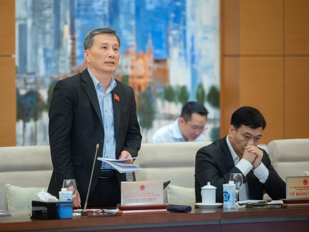 Chủ nhiệm Ủy ban Khoa học, Công nghệ và Môi trường Lê Quang Huy phát biểu tại phiên họp