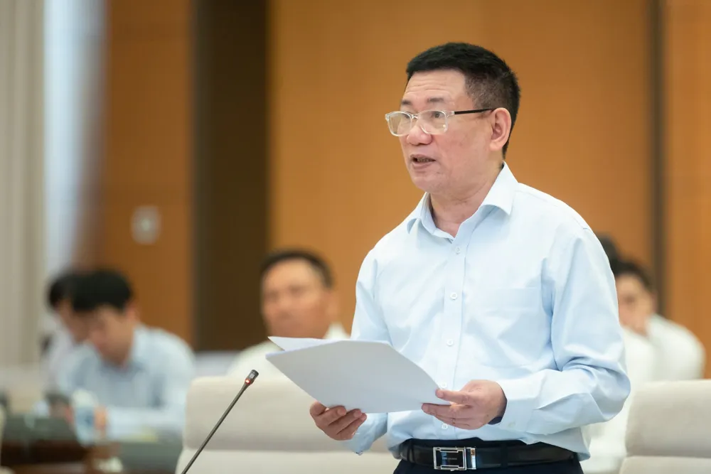 Bộ trưởng Bộ Tài chính Hồ Đức Phớc báo cáo tại phiên họp