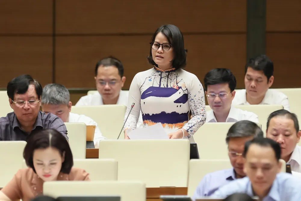 ĐB Nguyễn Hoàng Bảo Trân phát biểu tại phiên thảo luận. Ảnh: VIẾT CHUNG