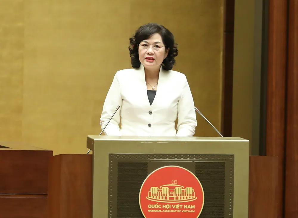 Thống đốc Ngân hàng Nhà nước (NHNN) Nguyễn Thị Hồng trình bày tờ trình về dự án Luật Các tổ chức tín dụng (sửa đổi) trước Quốc hội. Ảnh: QUANG PHÚC
